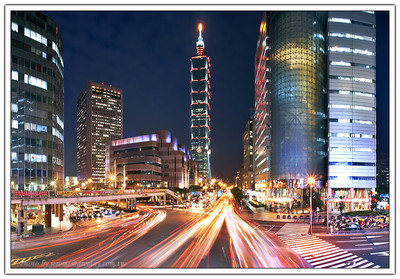 Taipei 101 與車流的軌跡，在信義路與基隆路交叉路口閃耀