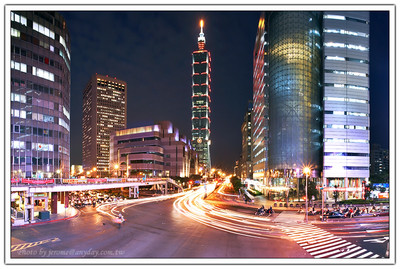 Taipei 101 與車流的軌跡，在信義路與基隆路交叉路口閃耀