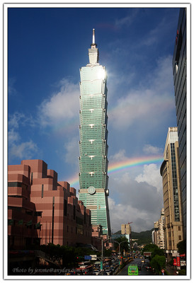 下午去喵了一下 WebCam ，發現正在下著太陽雨的台北市的西邊，居然冒出了一道很漂亮的彩虹，於是叫 MSN 上的各位親朋友好友一起來欣賞。剛好要去銀行辦事情，所以就帶著相機到信義基隆路天橋把這個都市中難見的美景拍下來。風雨過後的彩虹，感覺真是好呀！