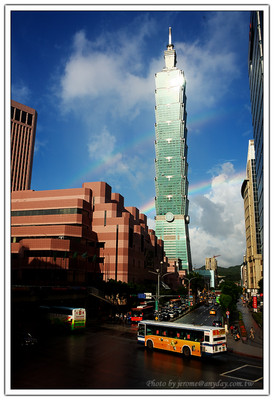 下午拍完彩虹在整理相片時，一直覺得奇怪怎麼彩虹的外圈還有一層淡淡的一圈，想說是不是因為陽光從 Taipei 101 的帷幕玻璃反光到鏡頭折射的關係。可是仔細看看每一張相片，怎麼幾乎每個角度同樣距離都有那一圈淡淡的光暈呀！