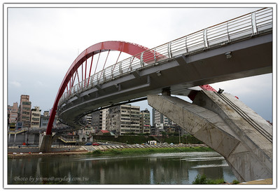 台北市也將有一做彩虹橋了喔！這是一座跨越台北市基隆河，連結饒河夜市與內湖新明路興建的橋樑喔。