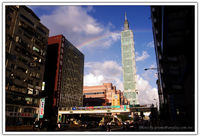  信義基隆路天橋，越過 taipei 101 的彩虹