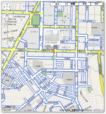 Google Map 橘色的小人將他拖到你想要看的區域，這個時候地圖如果有 StreetView 可以看的地方，應該會呈現藍色的線條。