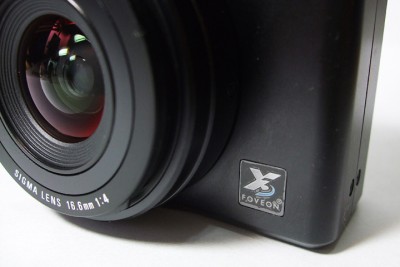 這個就是 DP1 用的鏡頭，焦段換算成 35mm 等距為 28mm，光圈 4.0。