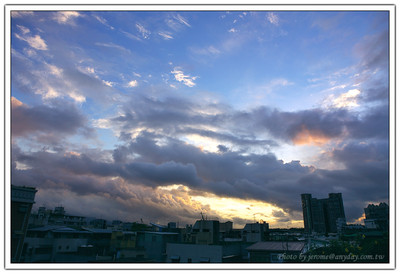 帕布颱風要來了，清晨五點半中央氣象局發佈陸上警報後，看看外面的天色有異色，於是跑到頂樓去看看，發現雲的形狀很棒，光影的感覺真是好呀！